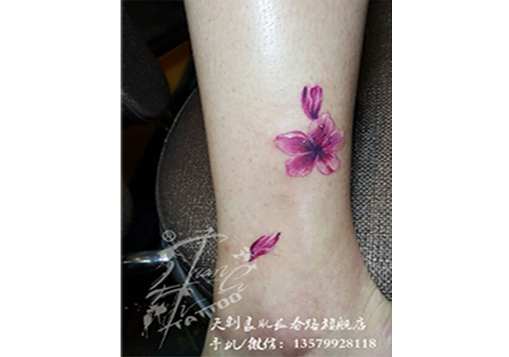 小花纹身图片-腿部彩色小花