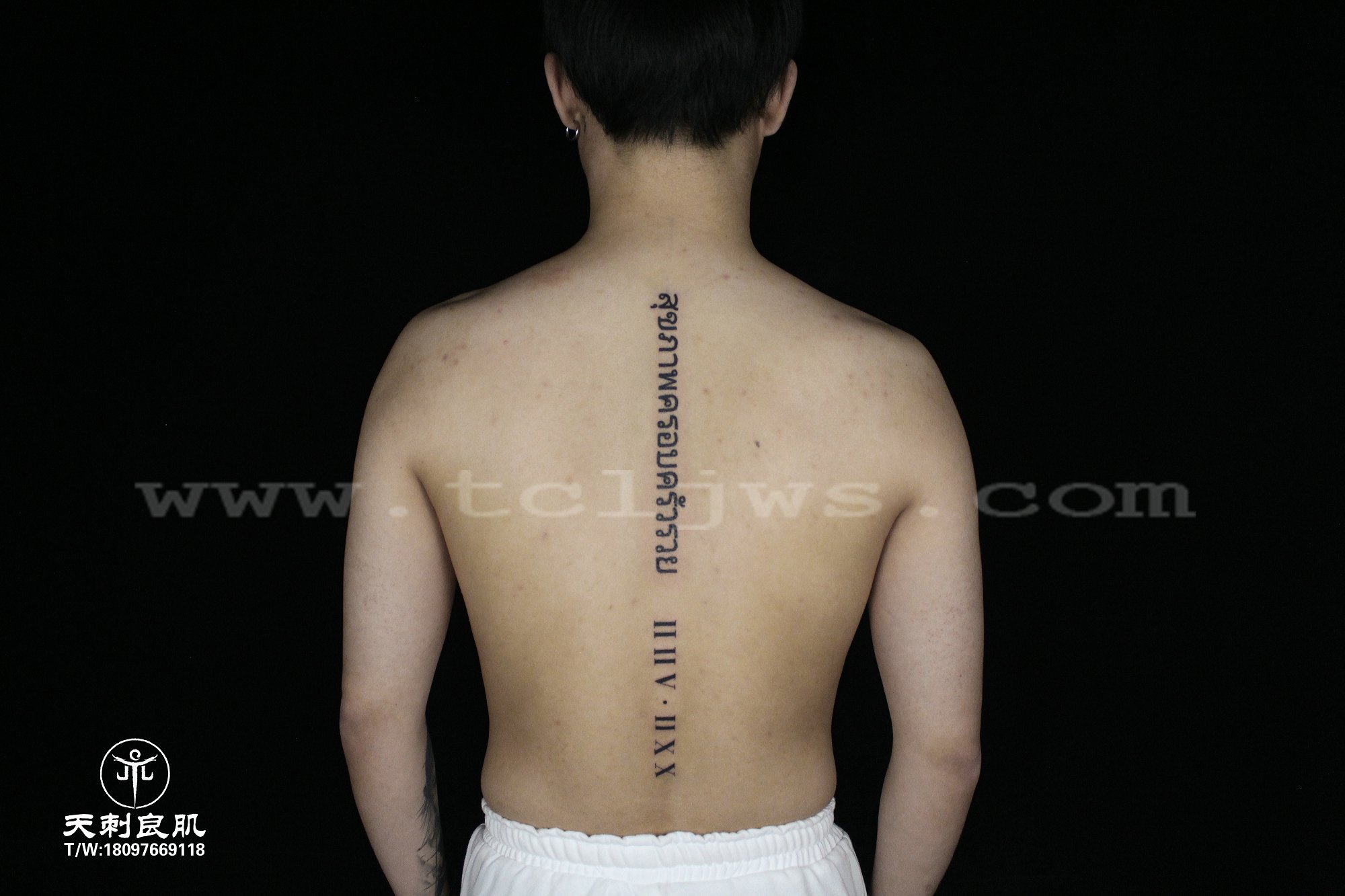 后背脊椎线条藏文纹身