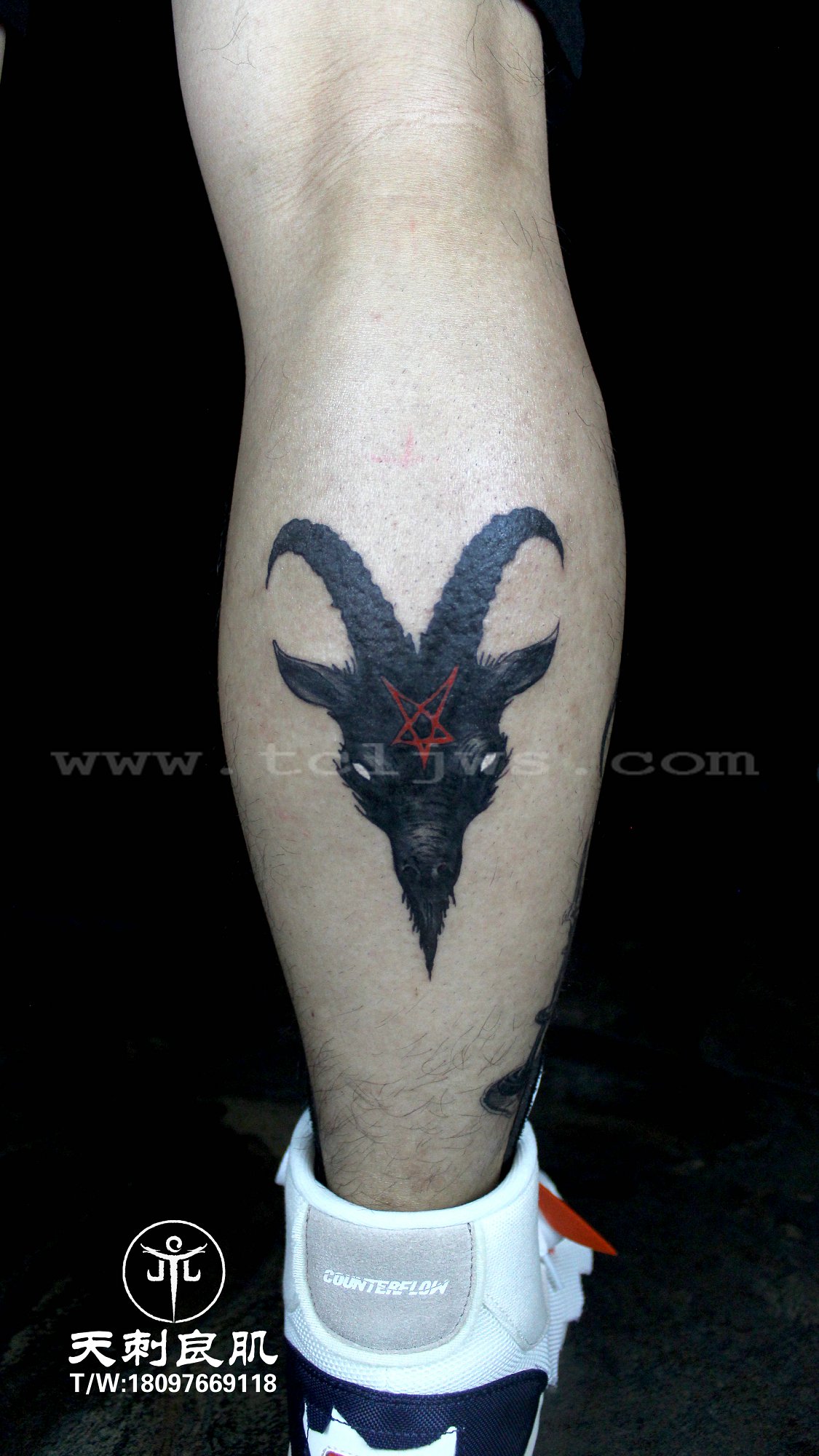 暗黑纹身，小腿后侧山羊纹身