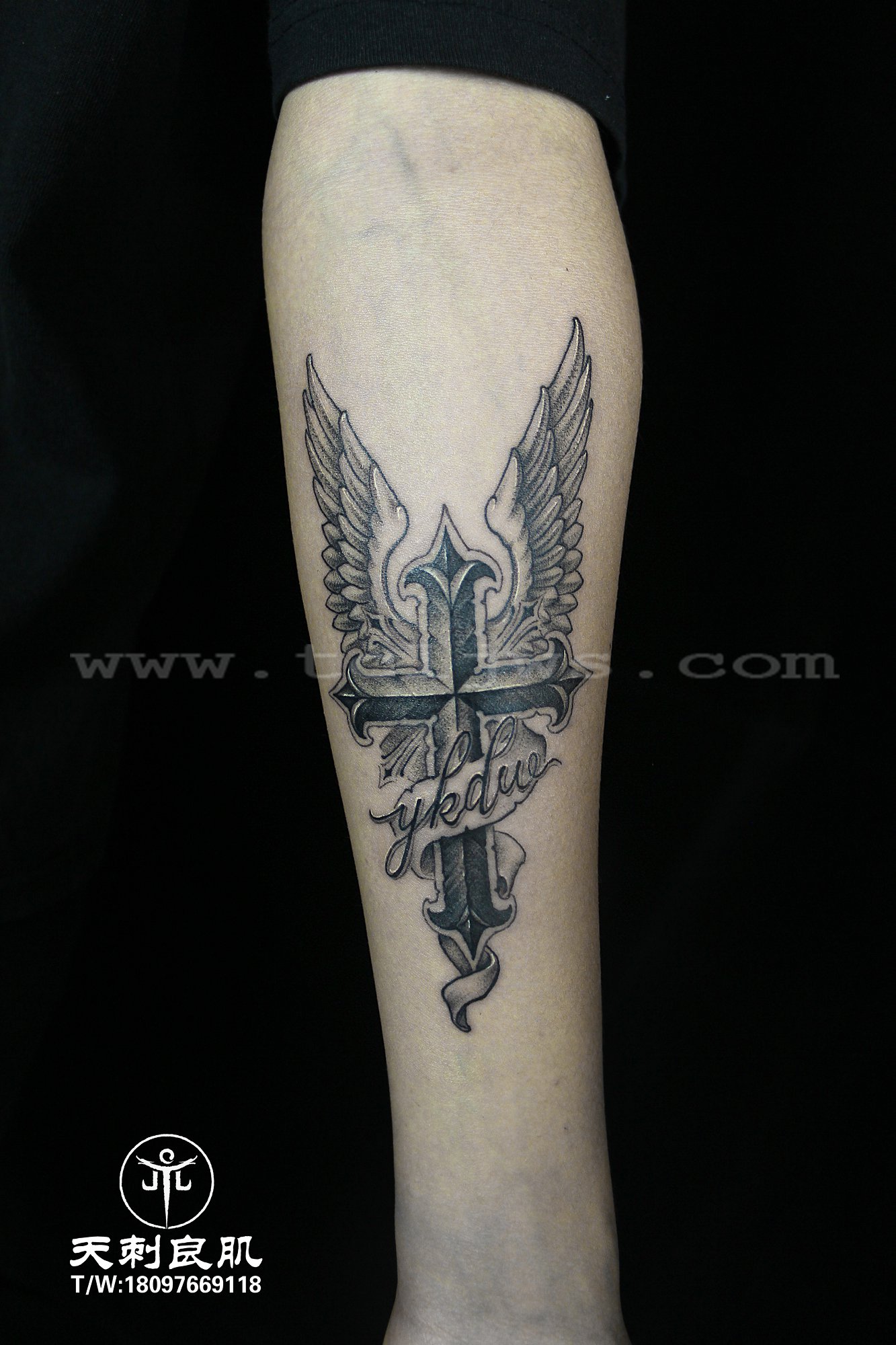 小臂十字架翅膀欧美写实纹身