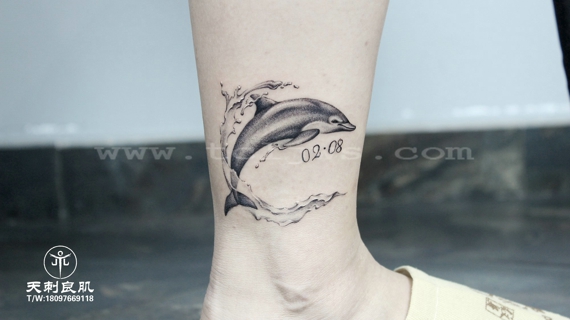 脚踝海豚纹身