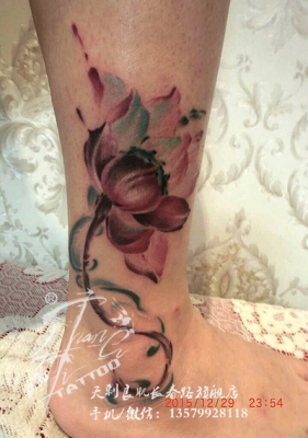 新疆美女纹身图片-腿部彩色荷花纹身