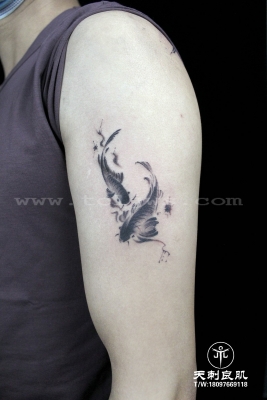 大臂双鱼，水墨中国风纹身
