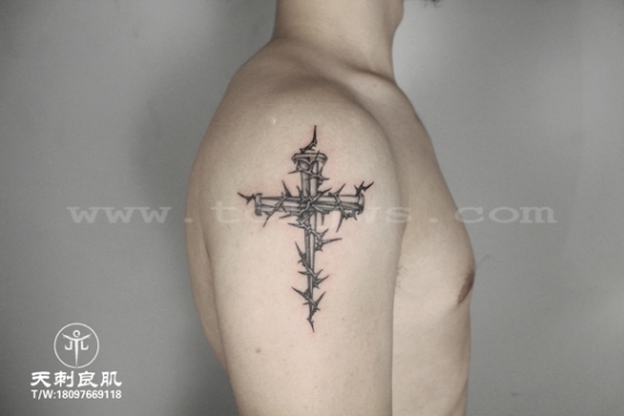荆棘十字架点刺纹身
